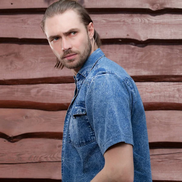 Retrato de joven guapo sobre fondo de madera . —  Fotos de Stock