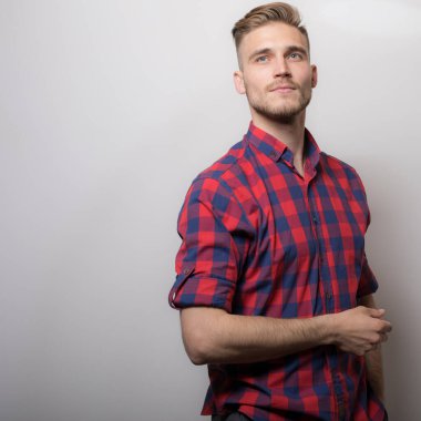 Yakışıklı, genç, zarif bir stüdyo resmi..