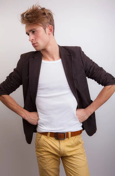 Bonito jovem elegante homem estúdio retrato . — Fotografia de Stock