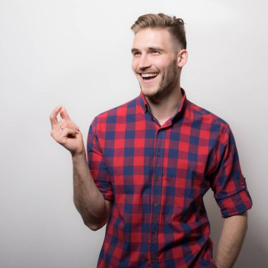 Yakışıklı, genç, zarif bir stüdyo resmi..