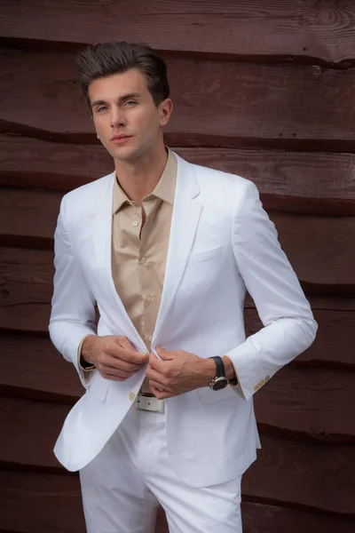 Retrato de joven guapo sobre fondo de madera . — Foto de Stock