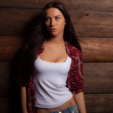 Ahşap arka planda güzel bir genç kızın portresi.