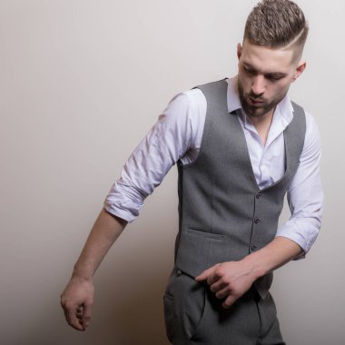 Yakışıklı, genç, zarif bir stüdyo resmi..