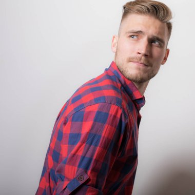 Yakışıklı, genç, zarif bir stüdyo resmi..