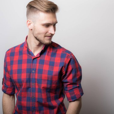 Yakışıklı, genç, zarif bir stüdyo resmi..