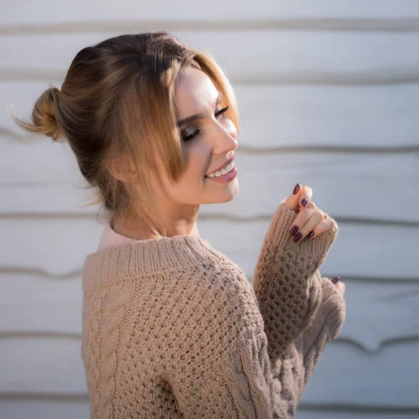 Retrato de hermosa joven sobre fondo de madera . —  Fotos de Stock