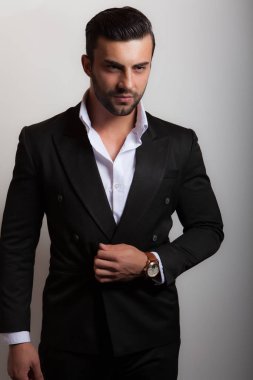 Yakışıklı, genç, zarif bir stüdyo resmi..