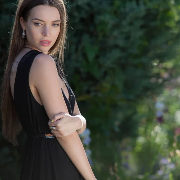 Portret van een mooi jong meisje in de zomertuin. — Stockfoto