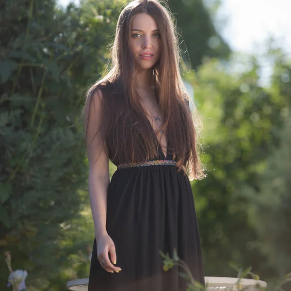 Portrait de belle jeune fille dans le jardin d'été . — Photo