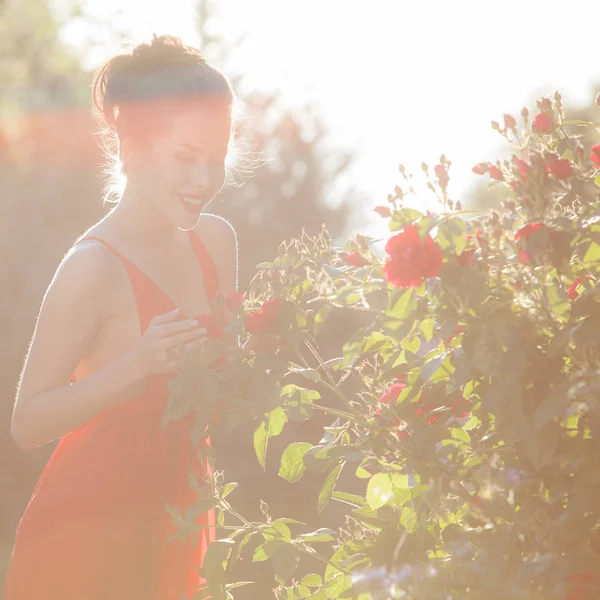 Ritratto di bella ragazza nel giardino estivo . — Foto Stock