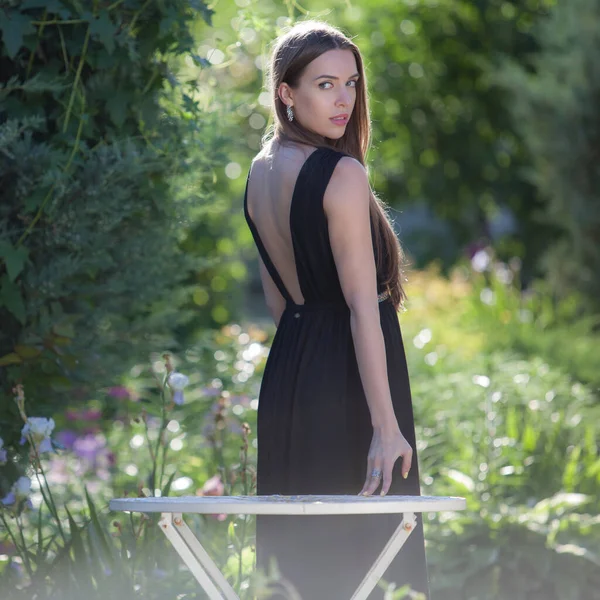 Ritratto di bella ragazza nel giardino estivo . — Foto Stock