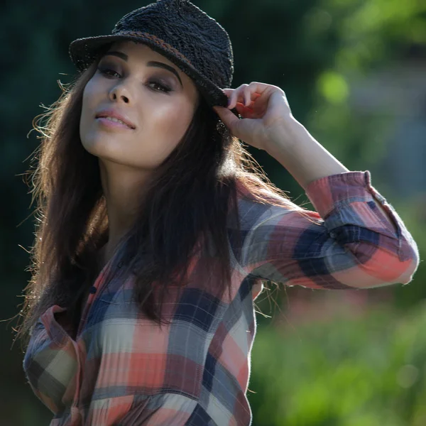 Portrait de belle jeune fille dans le jardin d'été . — Photo