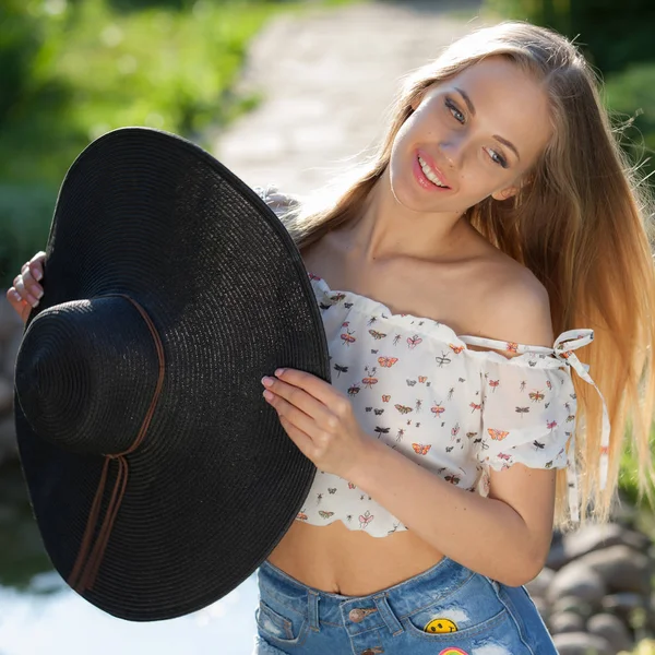 Portret van een mooi jong meisje in de zomertuin. — Stockfoto