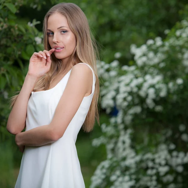 Portrait of beautiful young girl in summer garden. — Stock Photo, Image