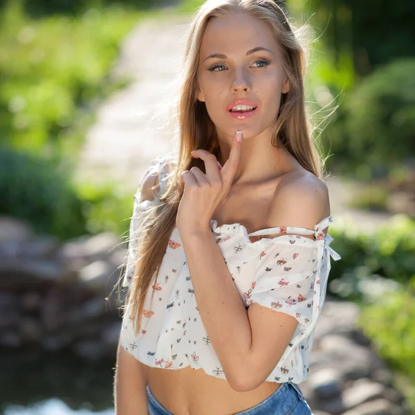 Gyönyörű fiatal lány portréja a nyári kertben. — Stock Fotó
