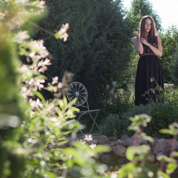 Πορτρέτο της όμορφης νεαρής κοπέλας στον καλοκαιρινό κήπο. — Φωτογραφία Αρχείου