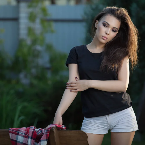 Retrato de una hermosa joven en el jardín de verano . — Foto de Stock