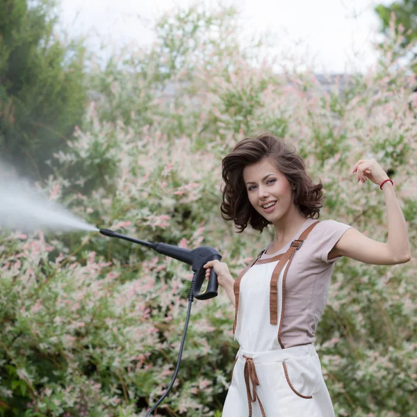 Retrato de una hermosa joven en el jardín de verano . —  Fotos de Stock