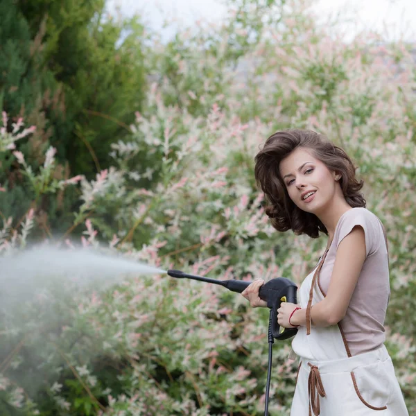 Portrait of beautiful young girl in summer garden. — Stock Photo, Image