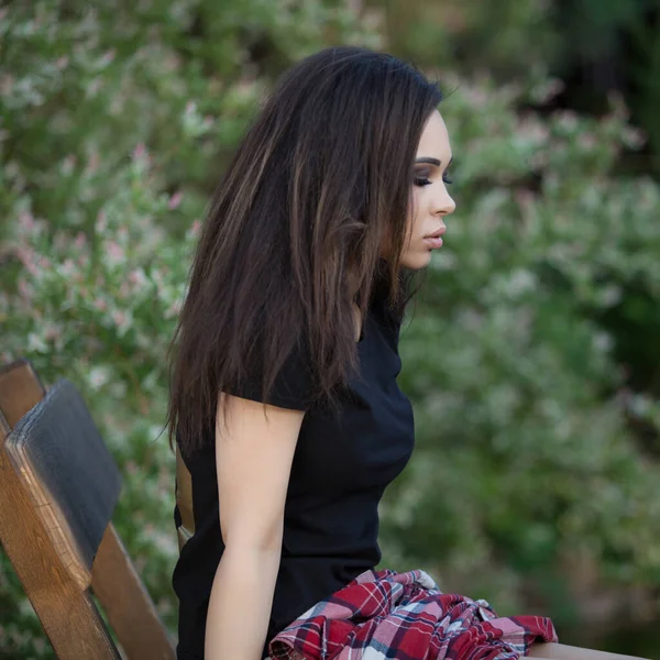 Portret van een mooi jong meisje in de zomertuin. — Stockfoto