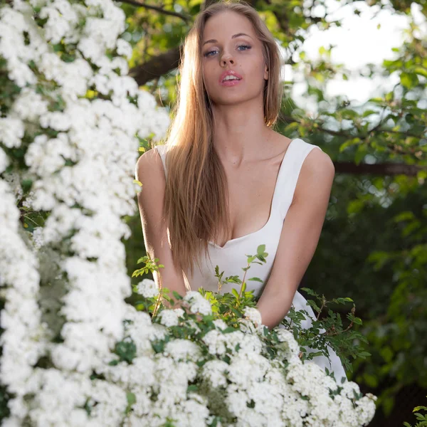 Retrato de una hermosa joven en el jardín de verano . — Foto de Stock