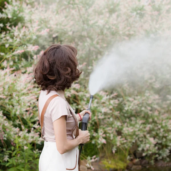 夏の庭の美しい少女の肖像画. — ストック写真