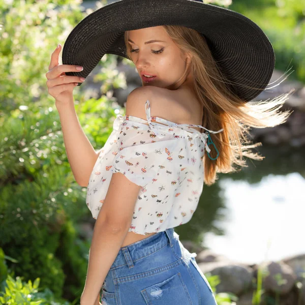 Retrato de una hermosa joven en el jardín de verano . —  Fotos de Stock