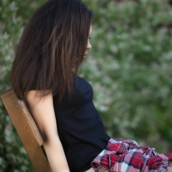 Portret van een mooi jong meisje in de zomertuin. — Stockfoto