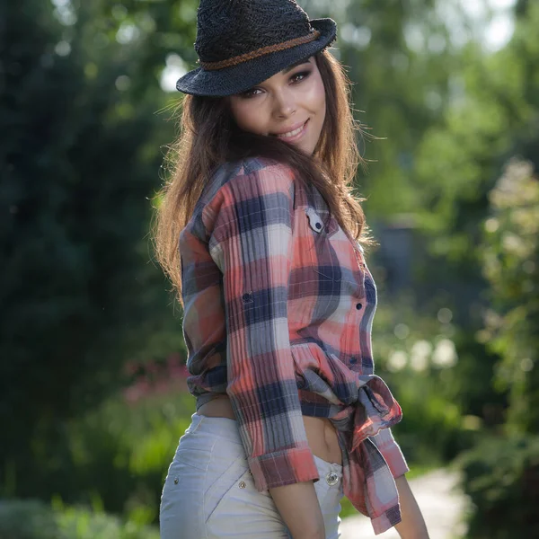 Portret van een mooi jong meisje in de zomertuin. — Stockfoto