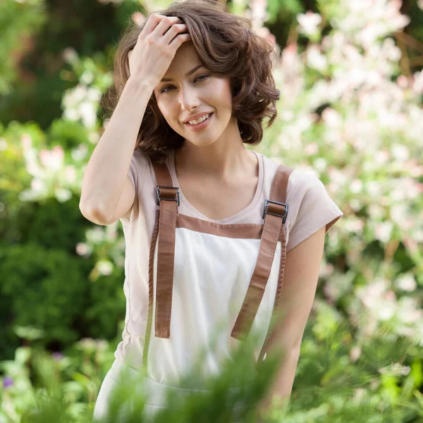 Ritratto di bella ragazza nel giardino estivo . — Foto Stock