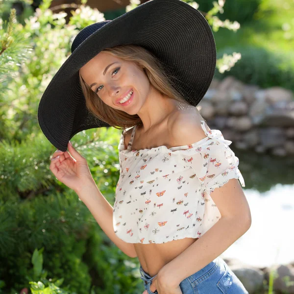 Retrato de una hermosa joven en el jardín de verano . —  Fotos de Stock