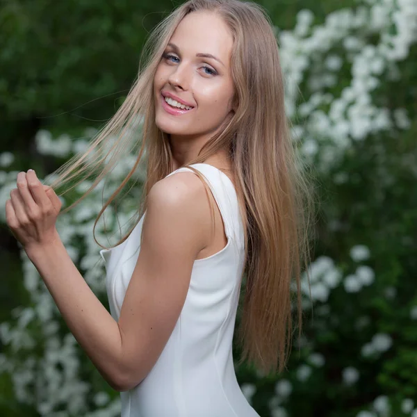 Retrato de una hermosa joven en el jardín de verano . — Foto de Stock