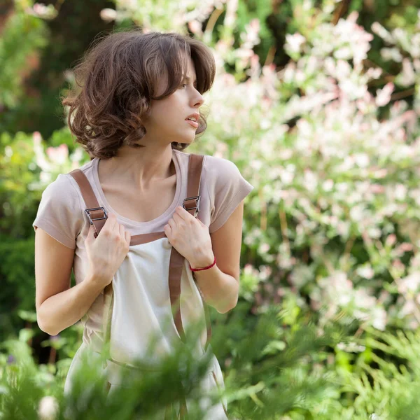 夏の庭の美しい少女の肖像画. — ストック写真