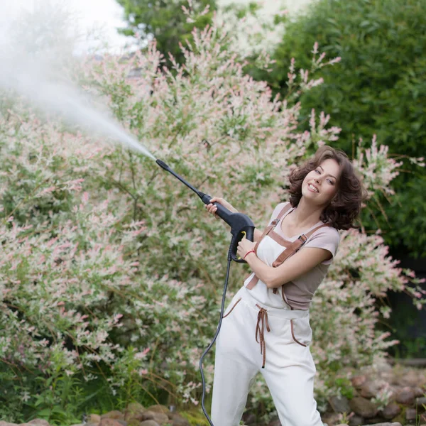 夏の庭の美しい少女の肖像画. — ストック写真