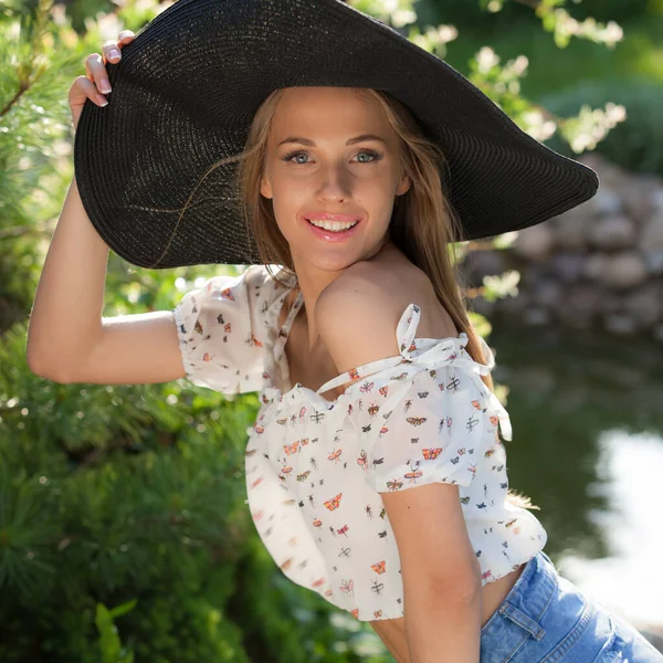 Retrato de una hermosa joven en el jardín de verano . —  Fotos de Stock