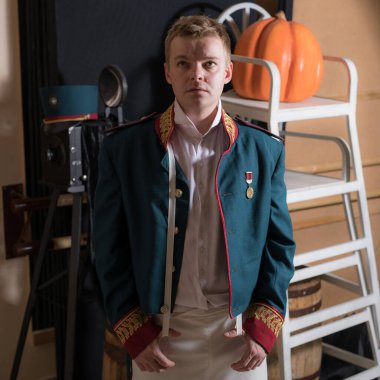 Aktör eski tiyatro Ardiles tarihi Kostüm giymiş.