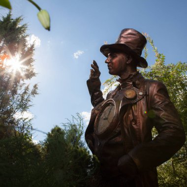 Peri masalı bronz saat tamircisinin stilize edilmiş sihirli karakteri.