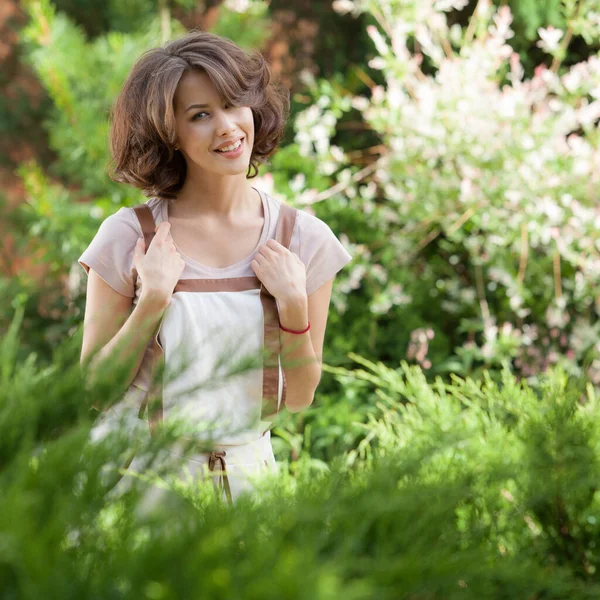 Portrait of beautiful young girl in summer garden. — Stock Photo, Image