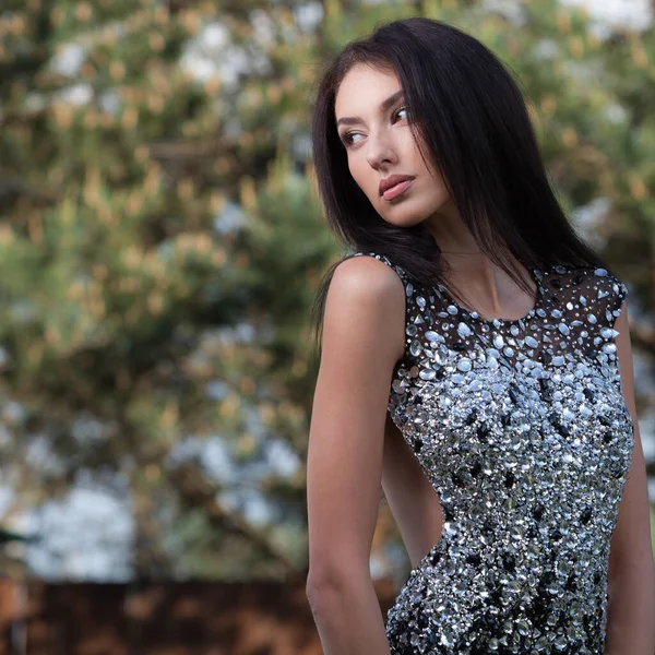 Retrato de una hermosa joven en el jardín de verano . —  Fotos de Stock