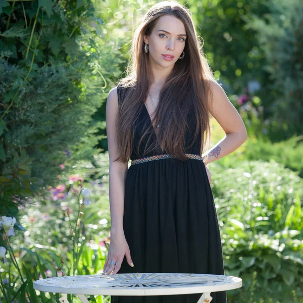 Retrato de una hermosa joven en el jardín de verano . —  Fotos de Stock