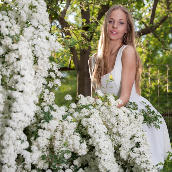 Retrato de una hermosa joven en el jardín de verano . —  Fotos de Stock