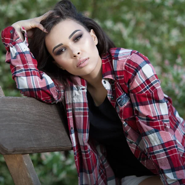 Retrato de una hermosa joven en el jardín de verano . — Foto de Stock