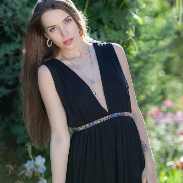 Retrato de una hermosa joven en el jardín de verano . —  Fotos de Stock