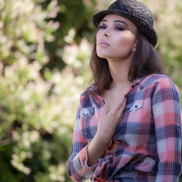 Ritratto di bella ragazza nel giardino estivo . — Foto Stock