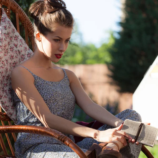 Portrait of beautiful young girl in summer garden. — Stock Photo, Image