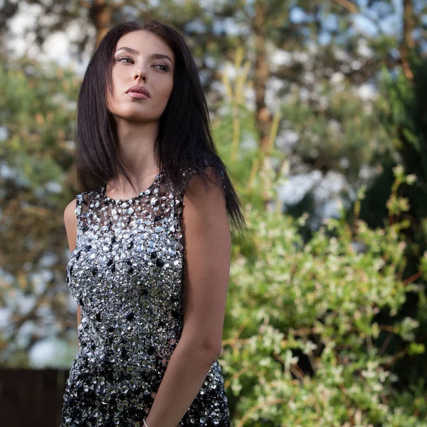 Portret van een mooi jong meisje in de zomertuin. — Stockfoto