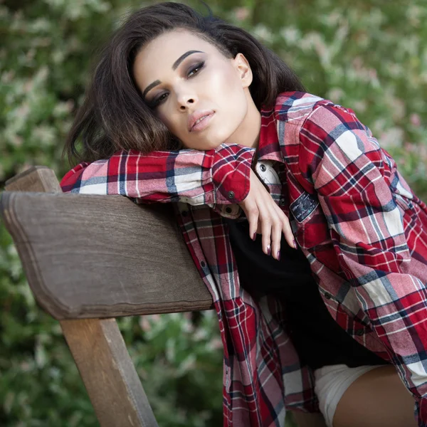 Retrato de menina bonita no jardim de verão . — Fotografia de Stock