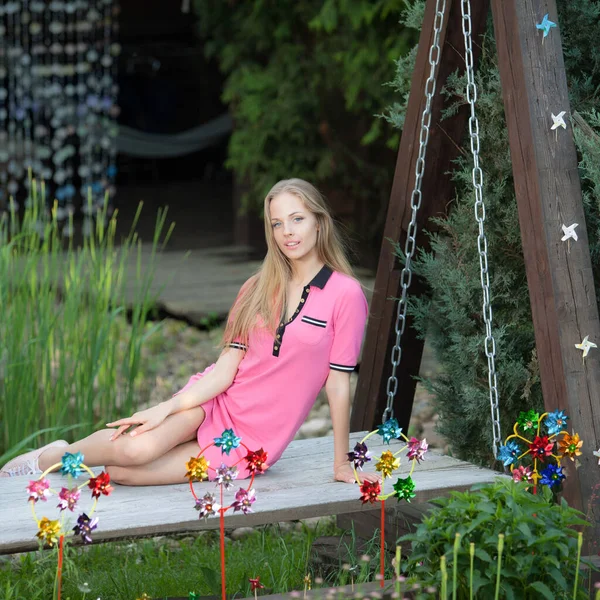 Portrait de belle jeune fille dans le jardin d'été . — Photo