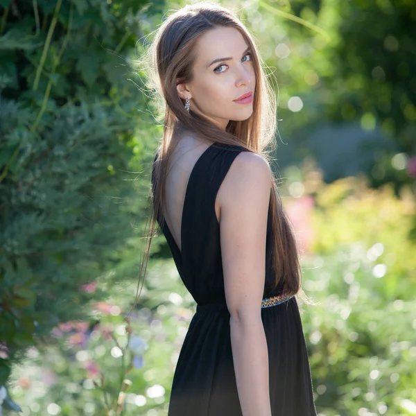 Ritratto di bella ragazza nel giardino estivo . — Foto Stock