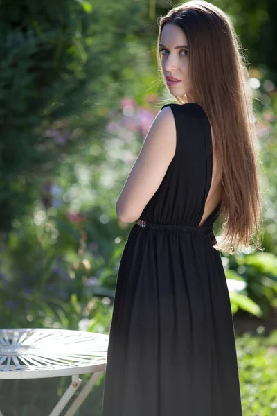 Retrato de una hermosa joven en el jardín de verano . —  Fotos de Stock